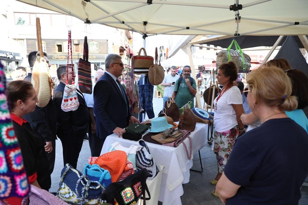 Düzce’de 7. kez kurulan sanat sokağını Vali Aslan gezdi