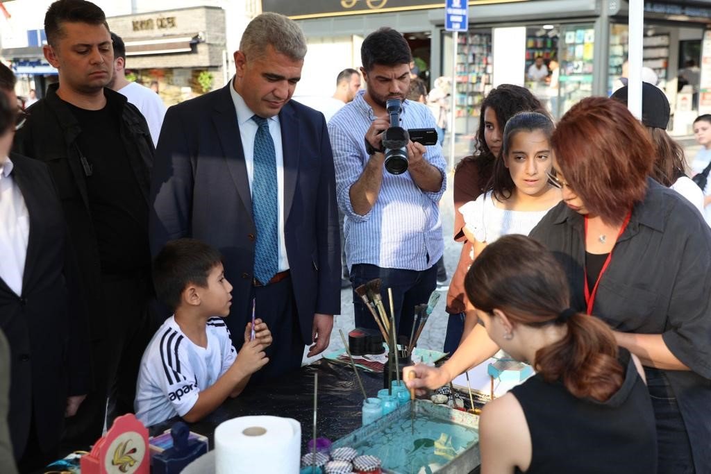 Düzce’de 7. kez kurulan sanat sokağını Vali Aslan gezdi