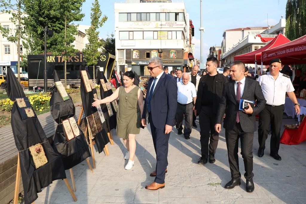 Düzce’de 7. kez kurulan sanat sokağını Vali Aslan gezdi