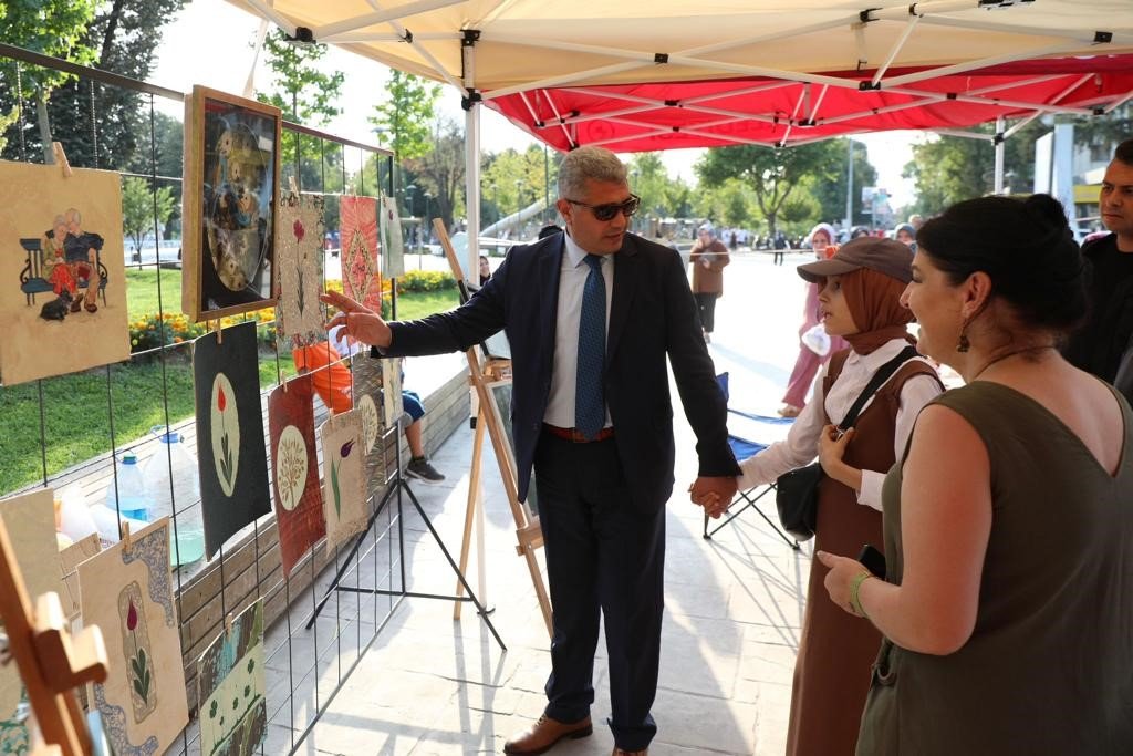Düzce’de 7. kez kurulan sanat sokağını Vali Aslan gezdi