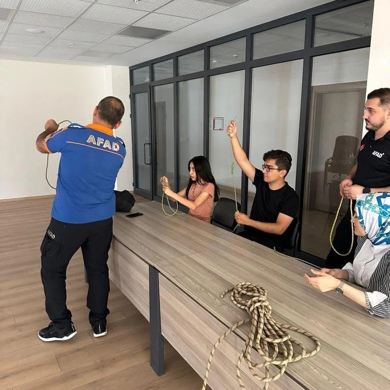 Stajyer AFAD ekipleri eğitimden geçiyor