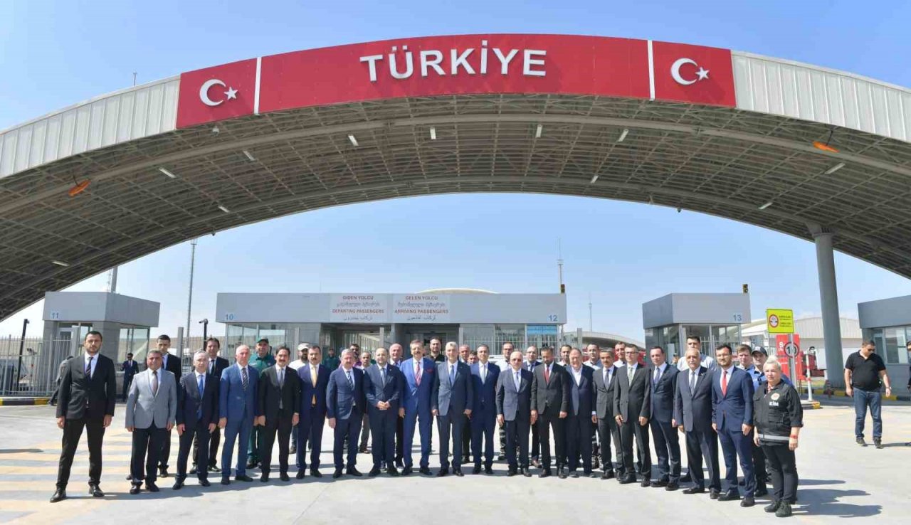 Türkgözü Sınır Kapısının açılışına katılan Özakalın;