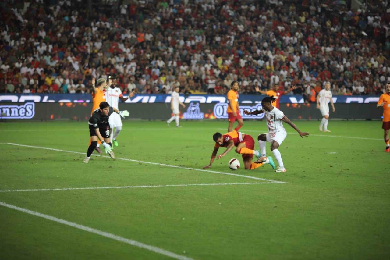 Trendyol Süper Lig: Gaziantep FK: 0 - Galatasaray: 1 (İlk Yarı)