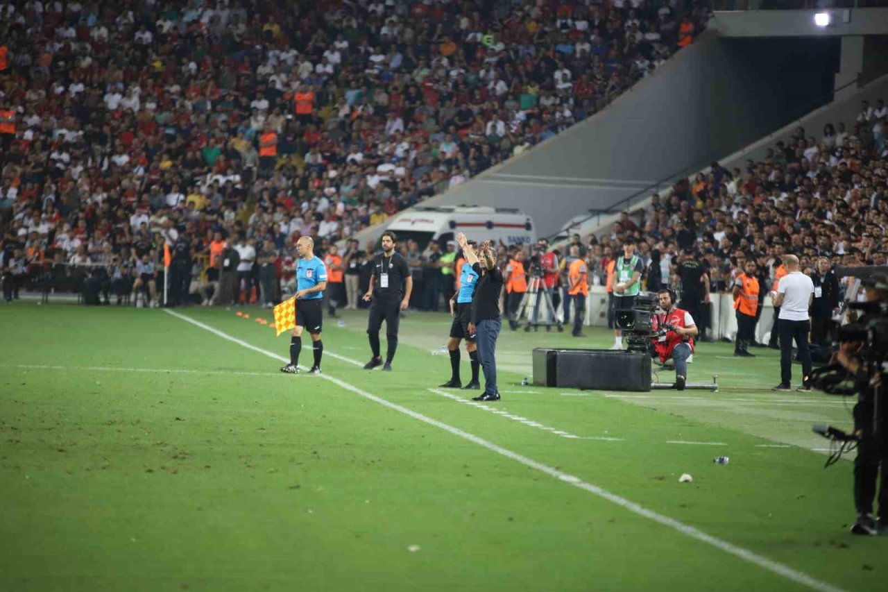 Trendyol Süper Lig: Gaziantep FK: 0 - Galatasaray: 1 (İlk Yarı)