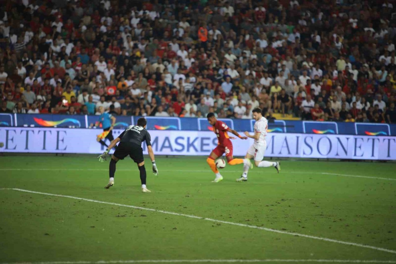 Trendyol Süper Lig: Gaziantep FK: 0 - Galatasaray: 1 (İlk Yarı)
