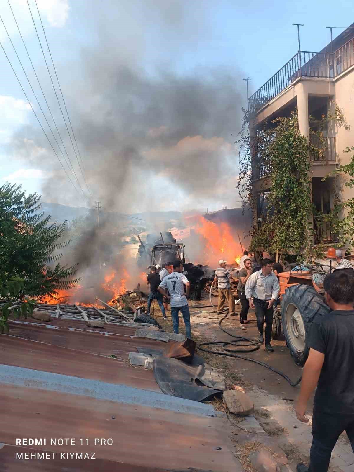 Gediz’de meydana gelen yangında traktör yandı, hayvanlar telef oldu