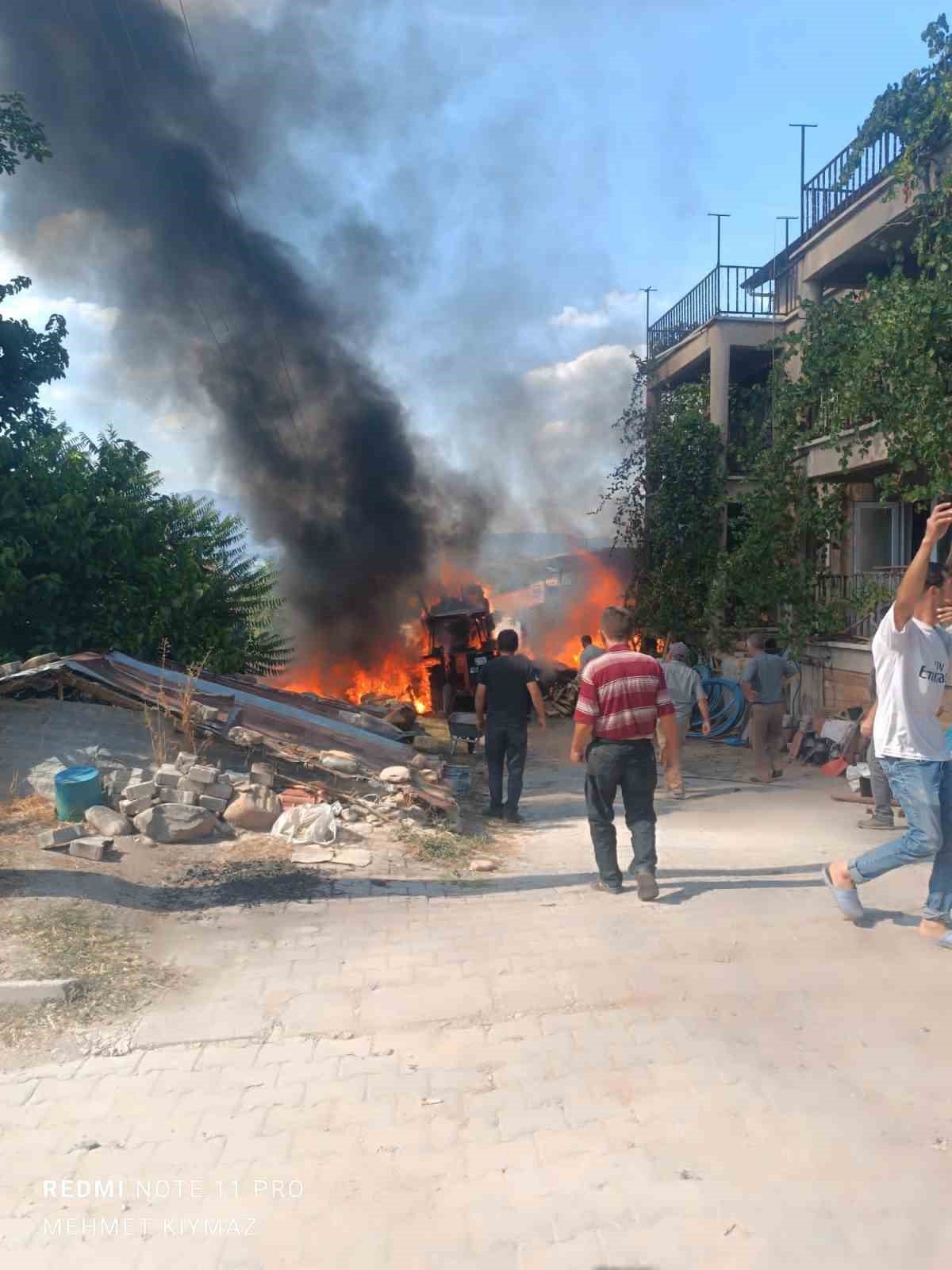 Gediz’de meydana gelen yangında traktör yandı, hayvanlar telef oldu