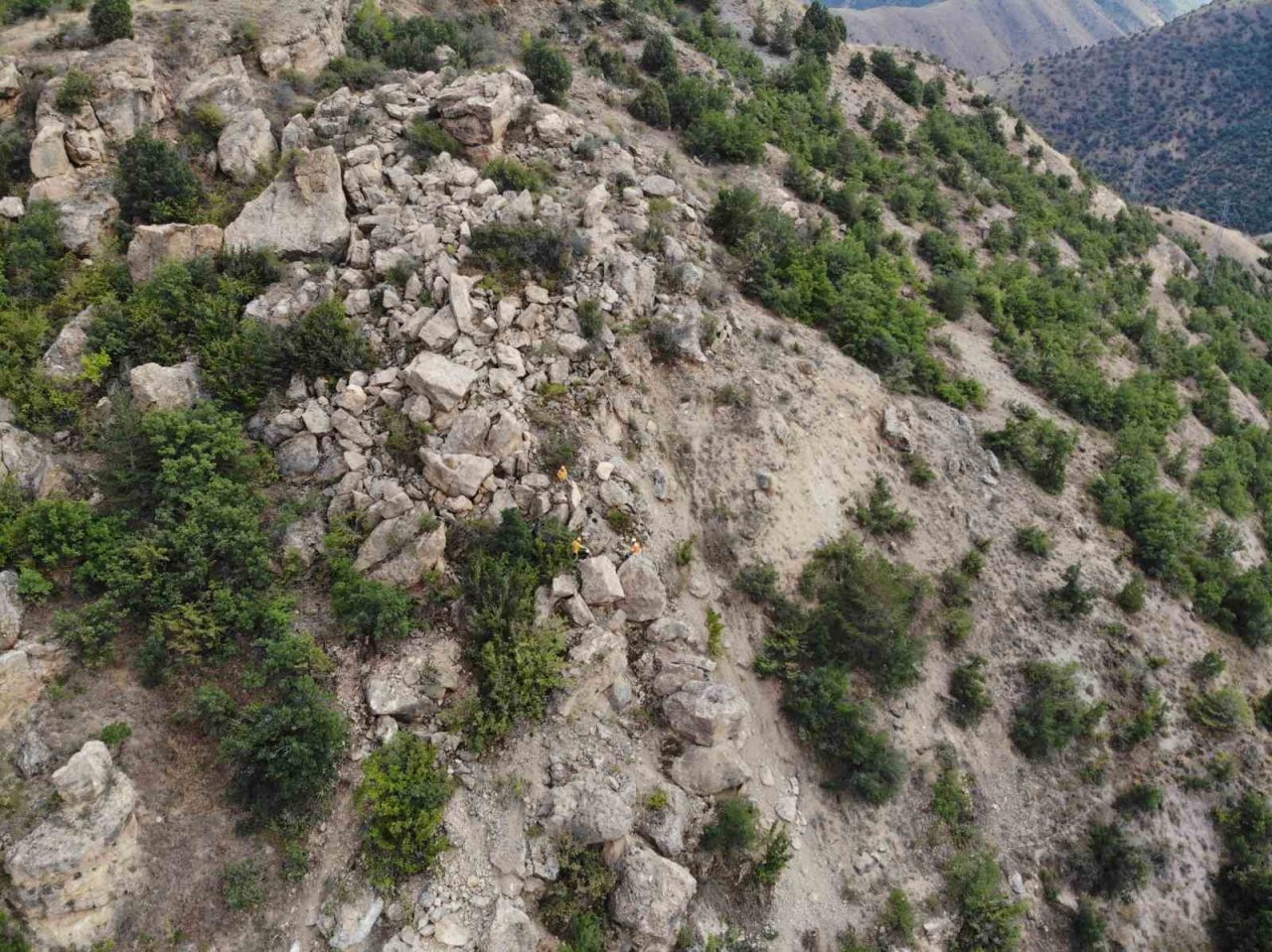 Gümüşhane’de mahalle sakinlerini tedirgin eden dev kayalar dağcılar tarafından temizleniyor