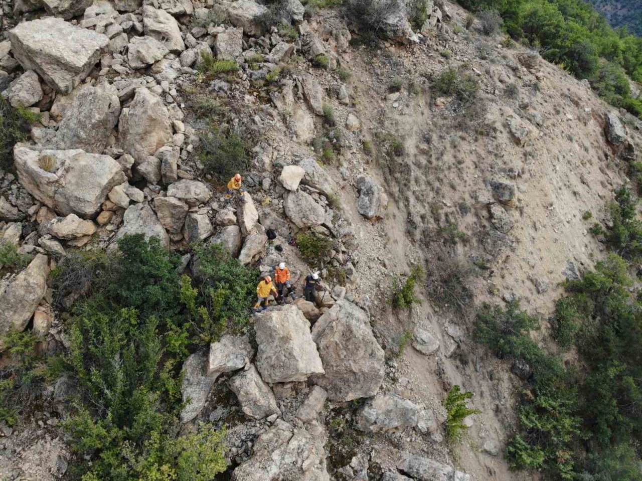 Gümüşhane’de mahalle sakinlerini tedirgin eden dev kayalar dağcılar tarafından temizleniyor