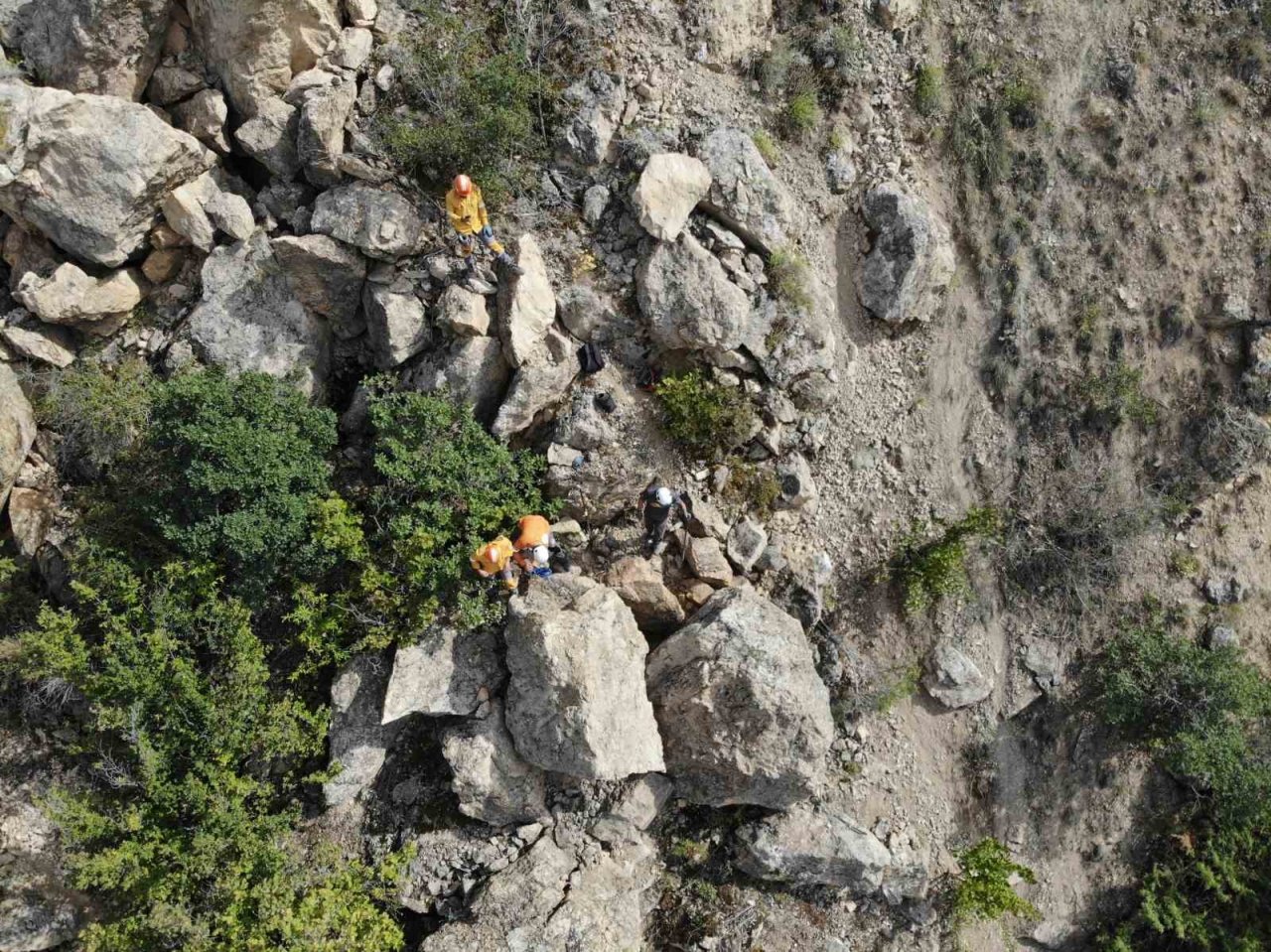 Gümüşhane’de mahalle sakinlerini tedirgin eden dev kayalar dağcılar tarafından temizleniyor