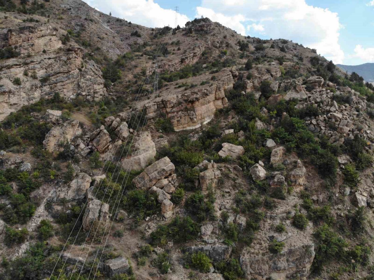 Gümüşhane’de mahalle sakinlerini tedirgin eden dev kayalar dağcılar tarafından temizleniyor