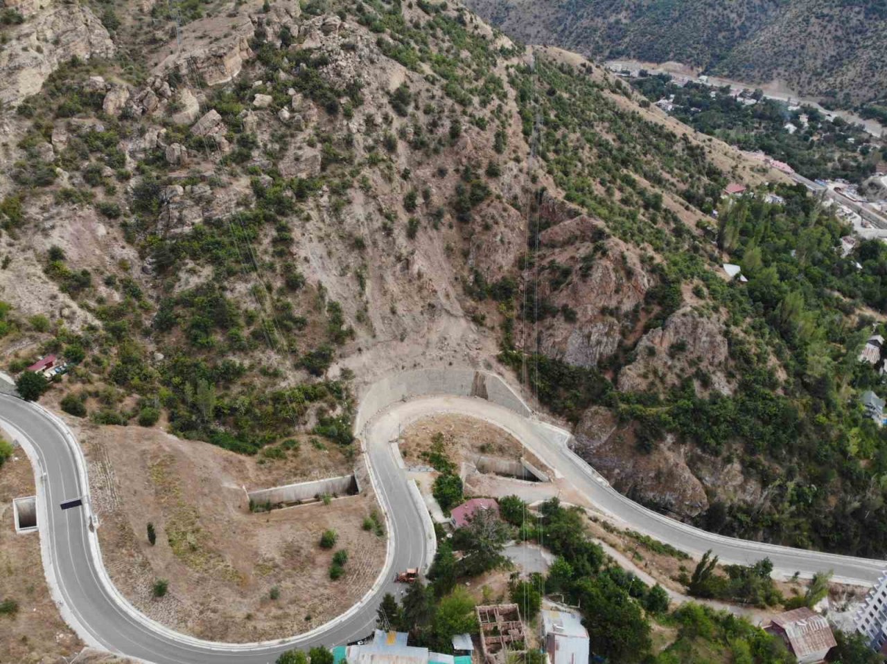 Gümüşhane’de mahalle sakinlerini tedirgin eden dev kayalar dağcılar tarafından temizleniyor