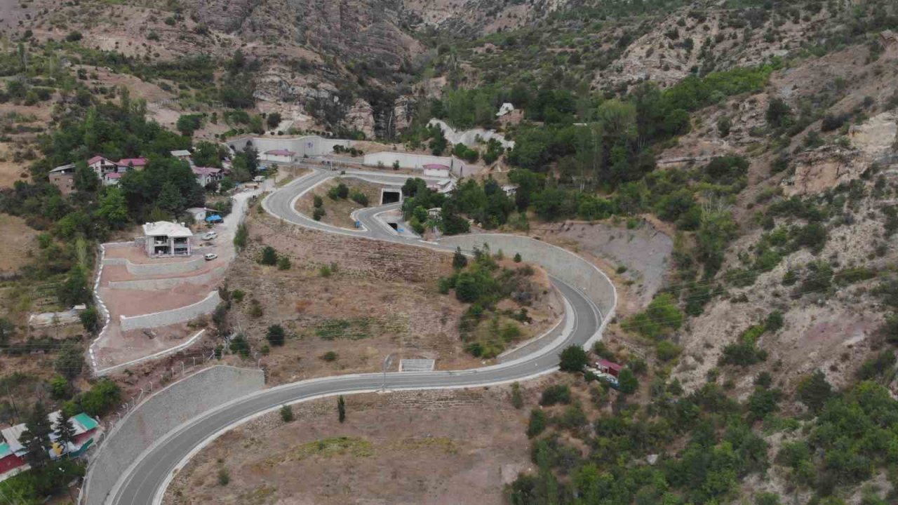 Gümüşhane’de mahalle sakinlerini tedirgin eden dev kayalar dağcılar tarafından temizleniyor