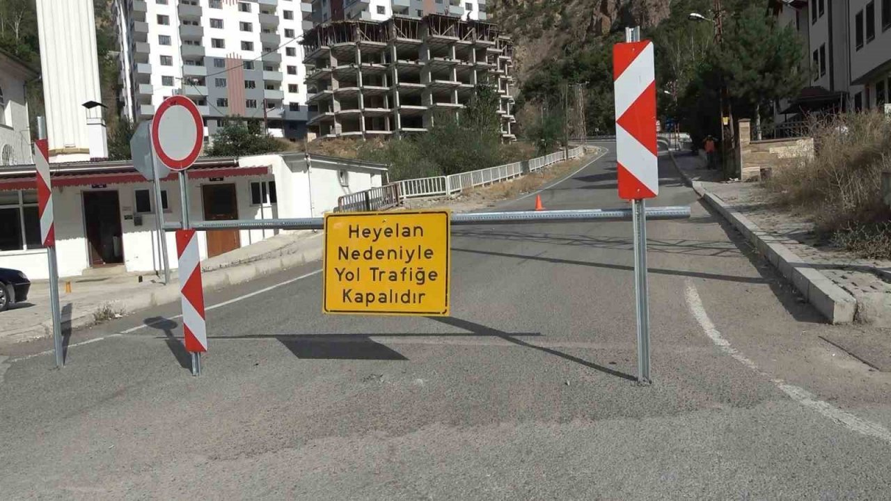 Gümüşhane’de mahalle sakinlerini tedirgin eden dev kayalar dağcılar tarafından temizleniyor