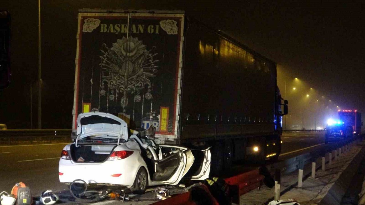 Tıra saplanan otomobil kağıt gibi ezildi: 1 ölü