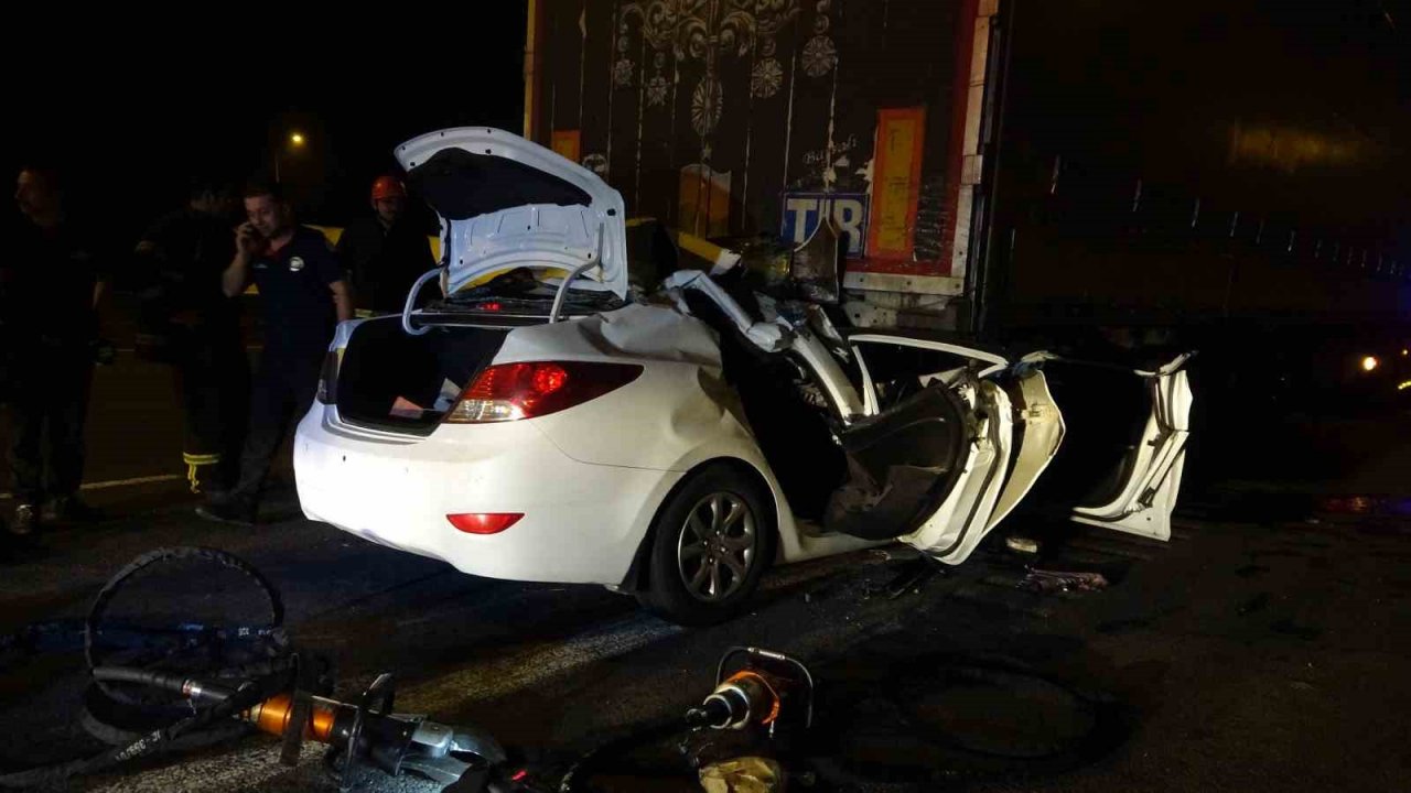 Tıra saplanan otomobil kağıt gibi ezildi: 1 ölü