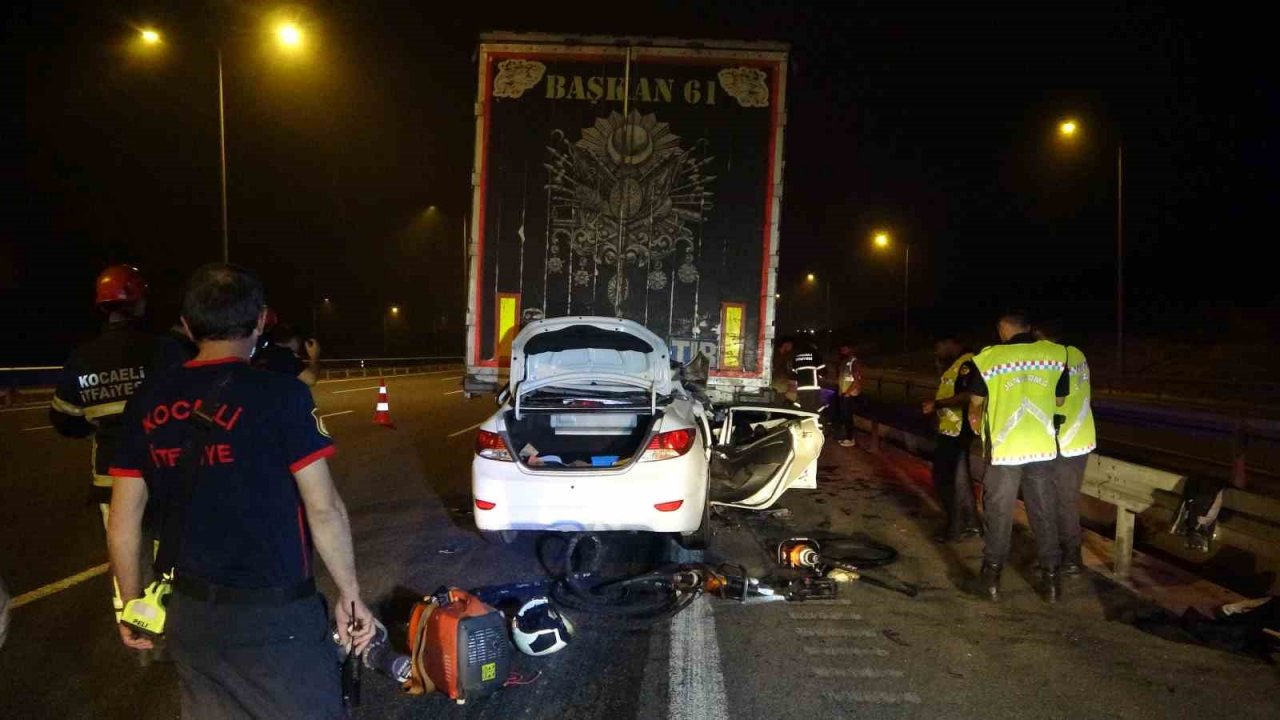 Tıra saplanan otomobil kağıt gibi ezildi: 1 ölü