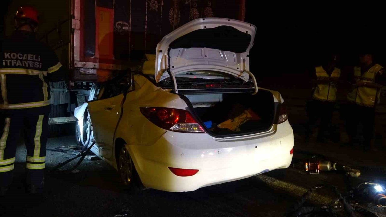 Tıra saplanan otomobil kağıt gibi ezildi: 1 ölü