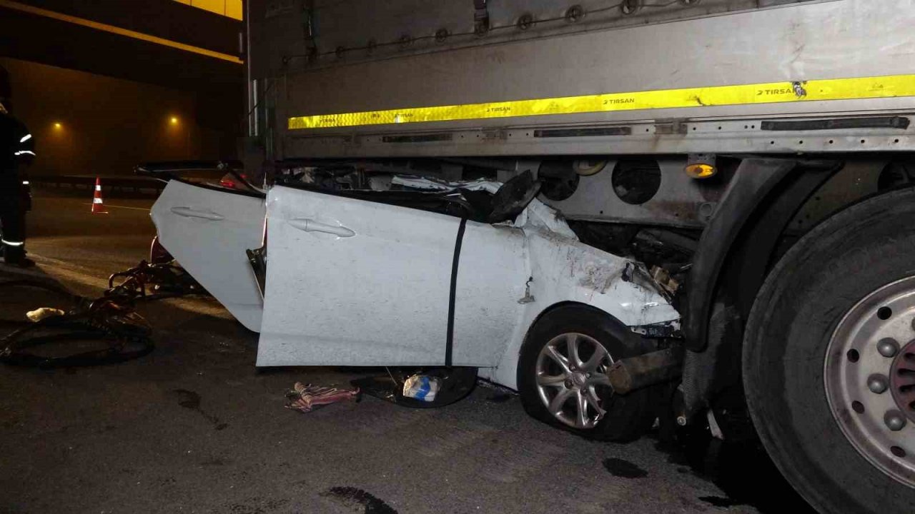 Tıra saplanan otomobil kağıt gibi ezildi: 1 ölü