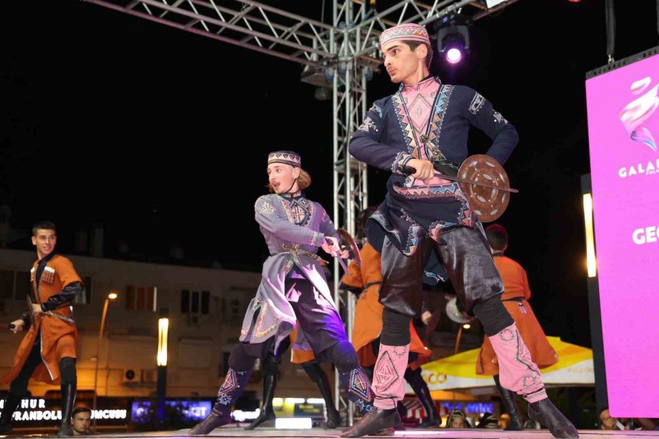 Marmaris’te Halk Dansları Festivali rüzgarı esti