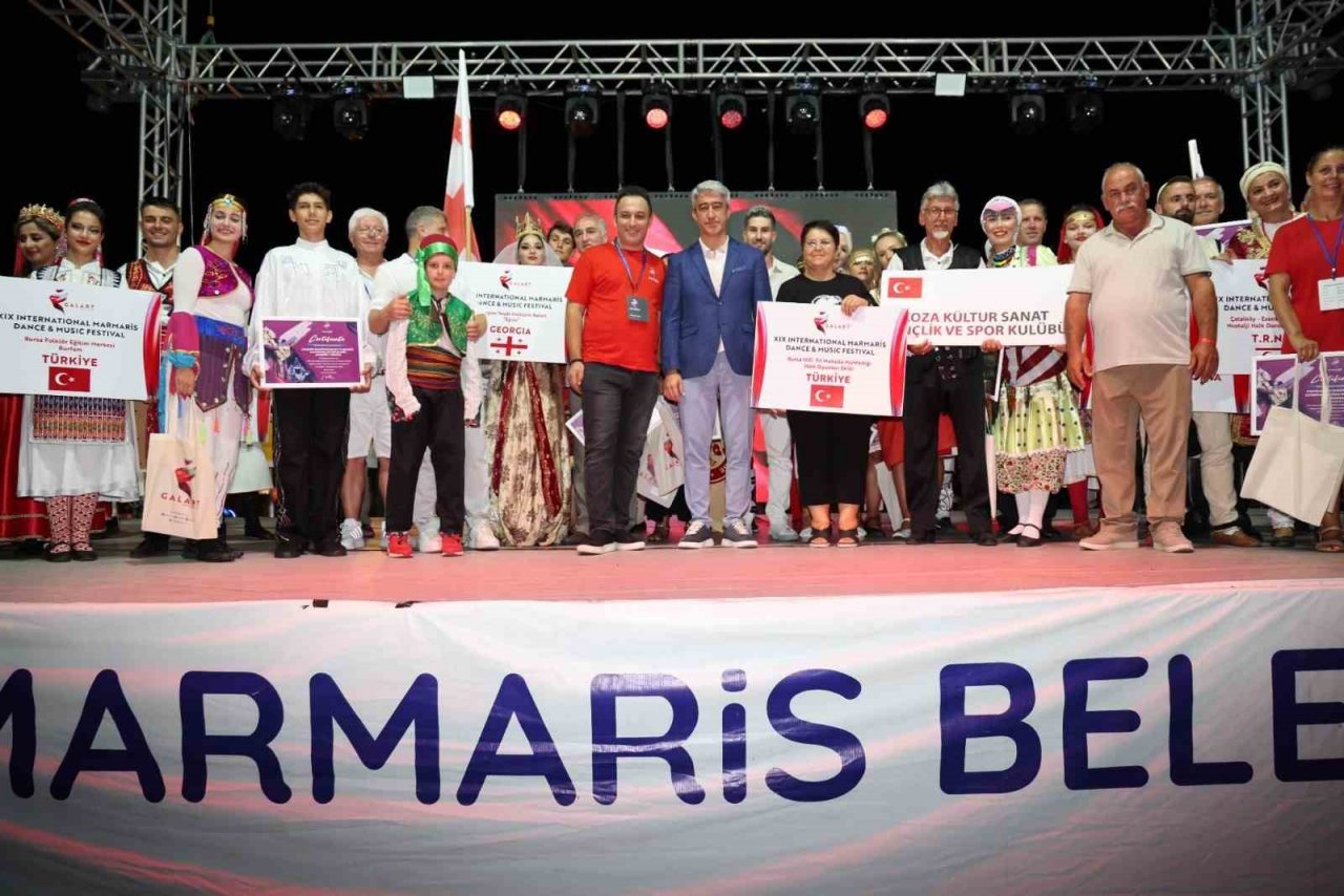 Marmaris’te Halk Dansları Festivali rüzgarı esti