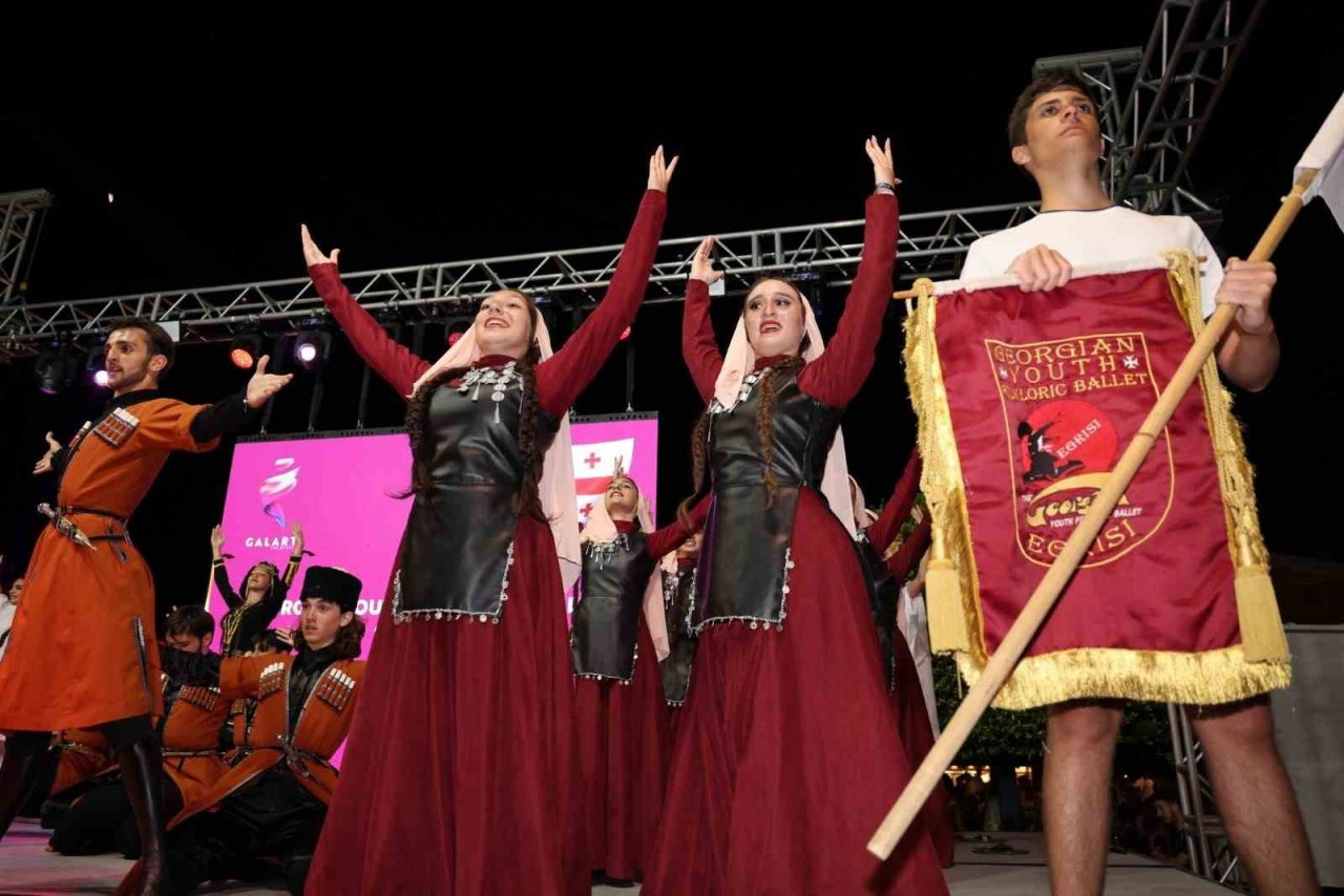 Marmaris’te Halk Dansları Festivali rüzgarı esti