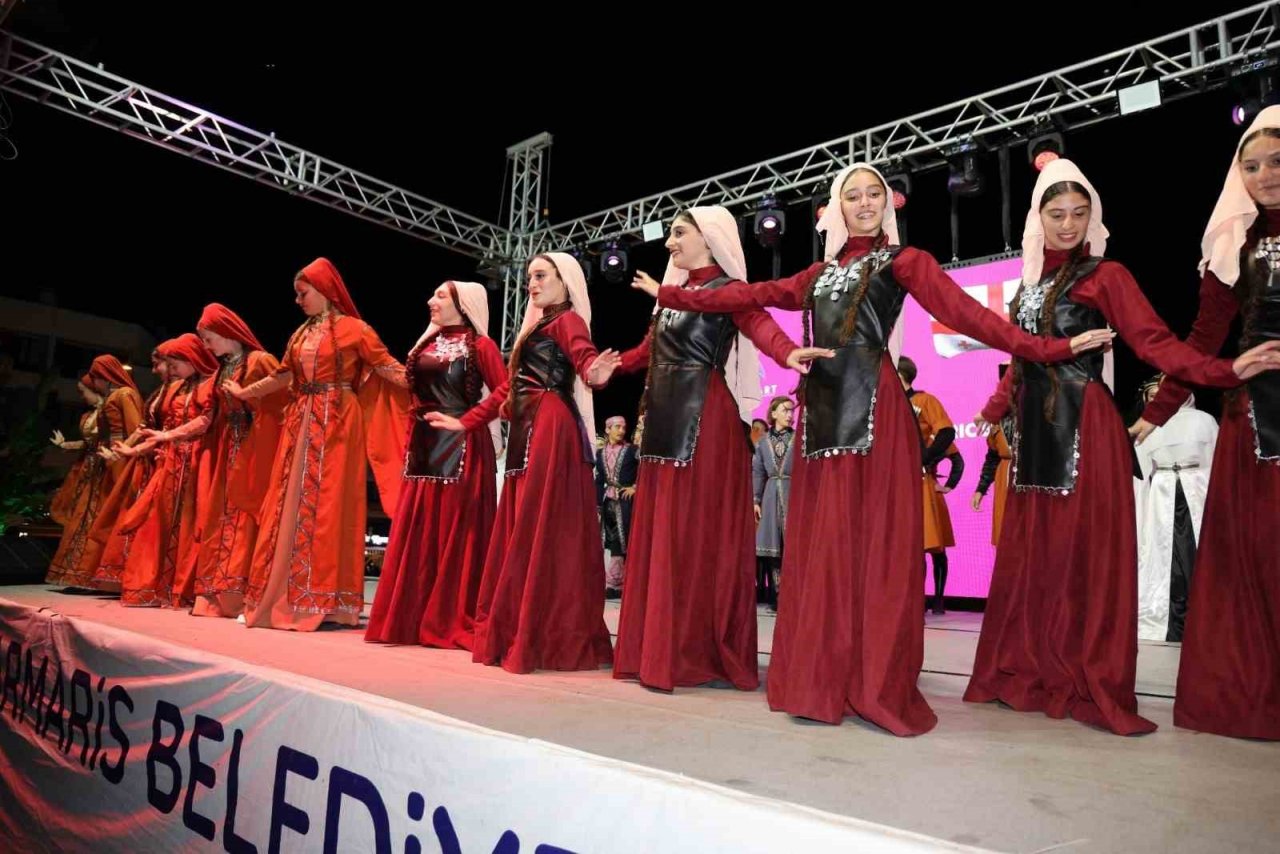 Marmaris’te Halk Dansları Festivali rüzgarı esti