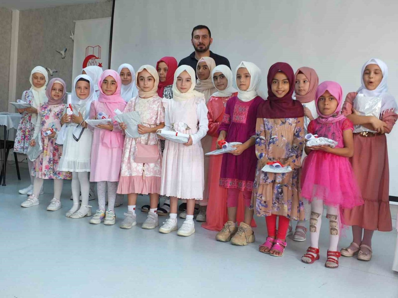 Burhaniye’de Kur’an öğrenen öğrencilere ödül töreni düzenlendi