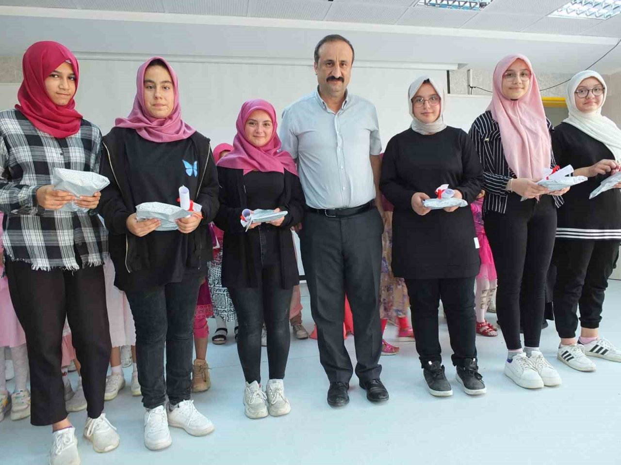 Burhaniye’de Kur’an öğrenen öğrencilere ödül töreni düzenlendi