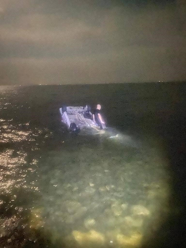 Denize düşen araçta okul müdürü hayatını kaybetti