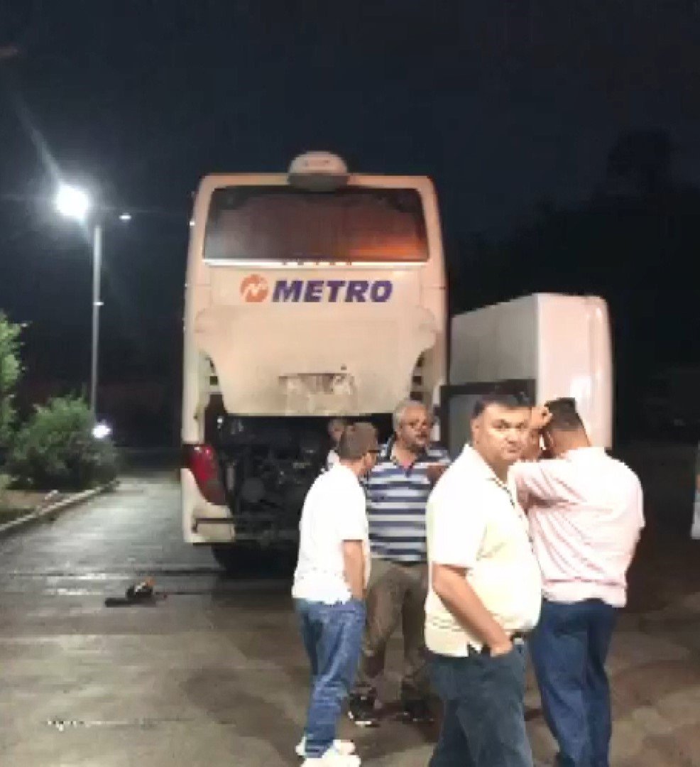 Çift katlı otobüs arıza yaptı, yolcular saatlerce mahsur kaldı