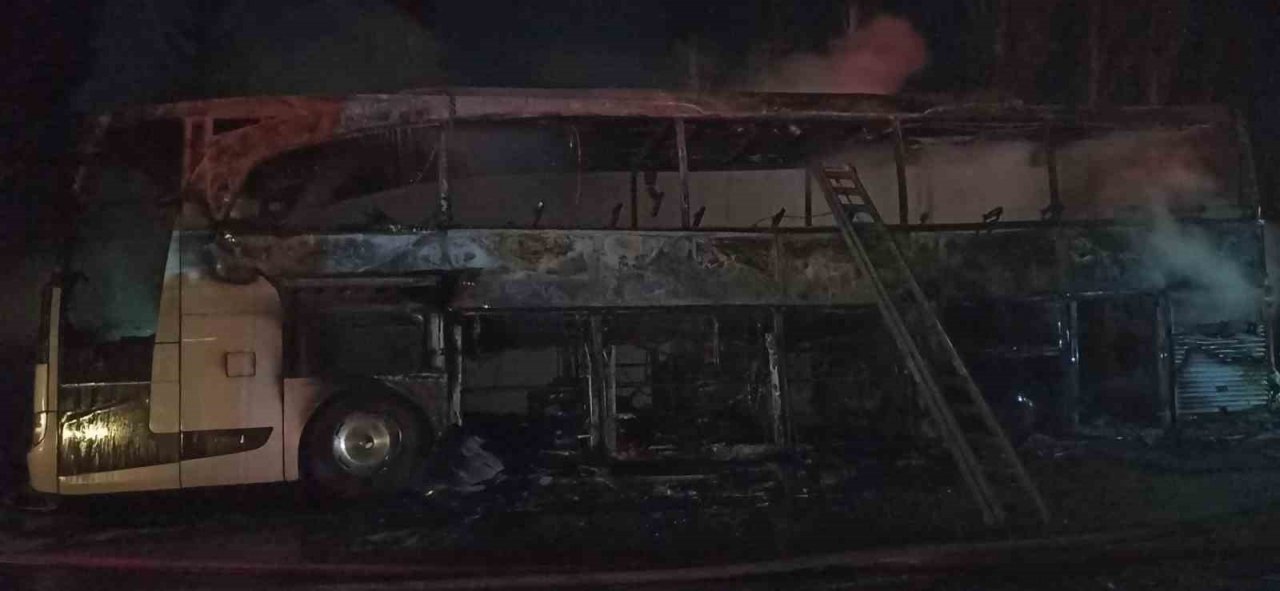 Alev topuna dönen yolcu otobüsünden geriye demir yığını kaldı