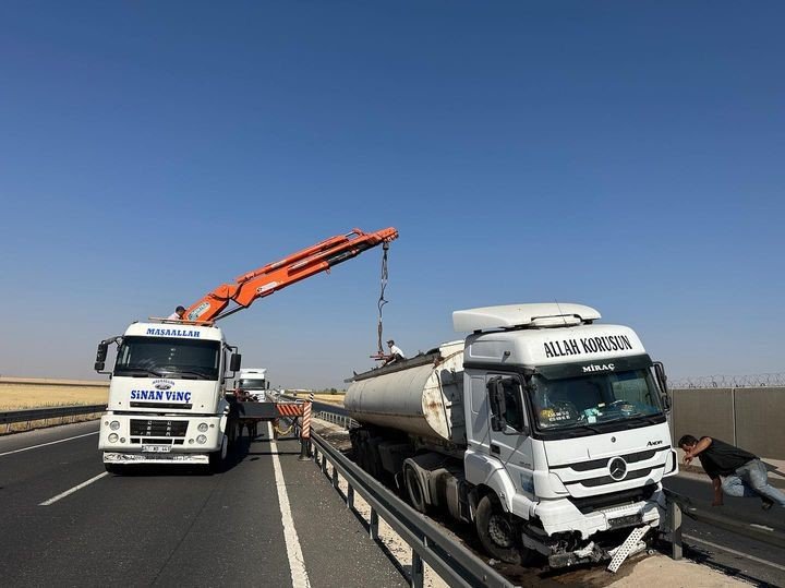 Sürücüsünün direksiyon hakimiyetini kaybettiği tır yoldan çıktı