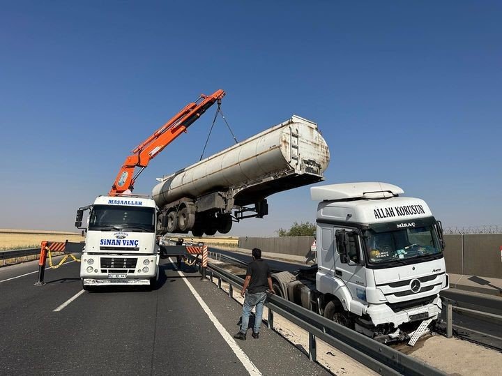 Sürücüsünün direksiyon hakimiyetini kaybettiği tır yoldan çıktı