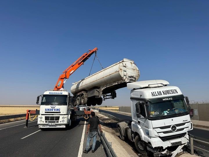 Sürücüsünün direksiyon hakimiyetini kaybettiği tır yoldan çıktı