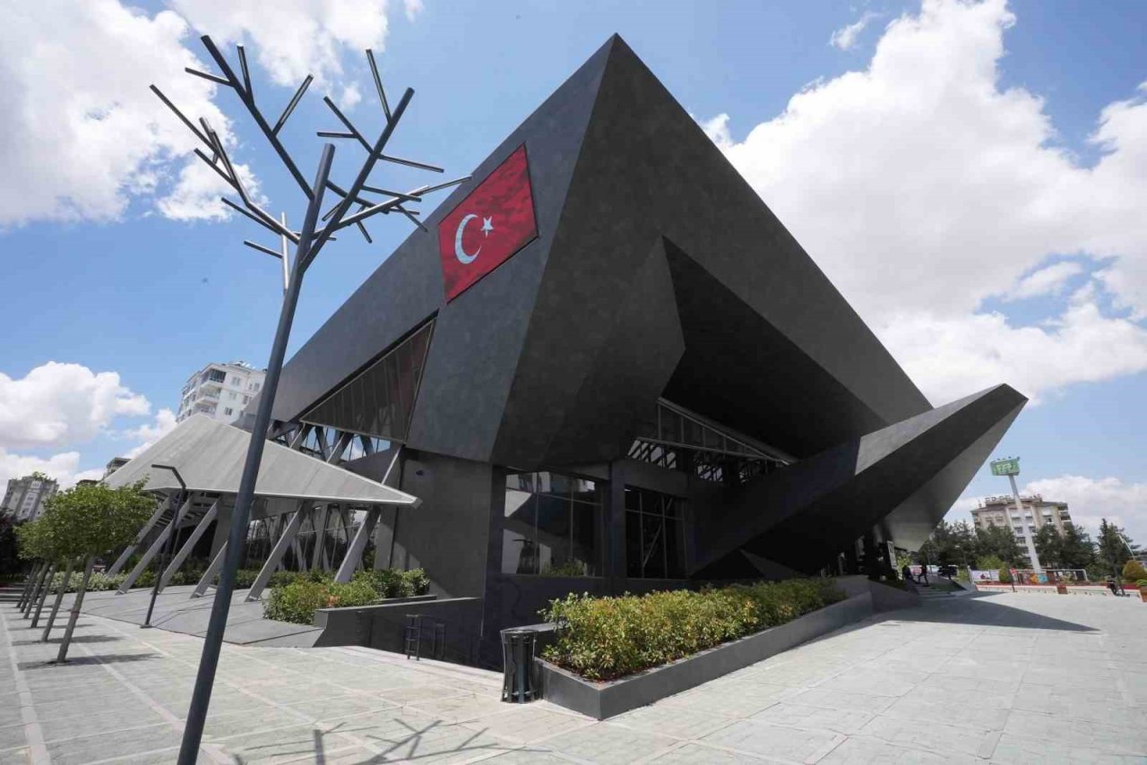 Tamer Karadağlı D.T. Şehitkamil Sahnesi ve Şehitkamil Sanat Merkezi’ne hayran kaldı