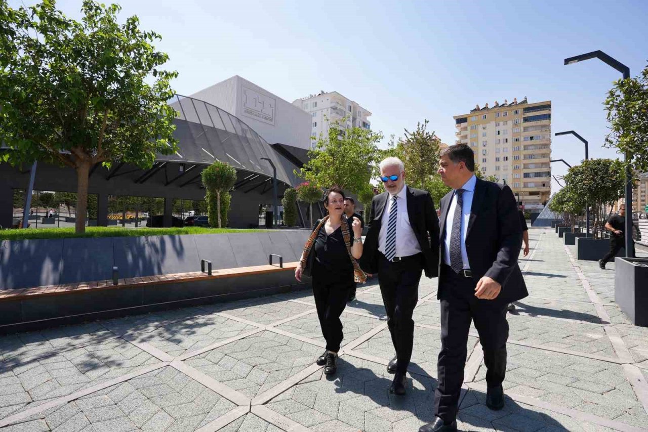 Tamer Karadağlı D.T. Şehitkamil Sahnesi ve Şehitkamil Sanat Merkezi’ne hayran kaldı