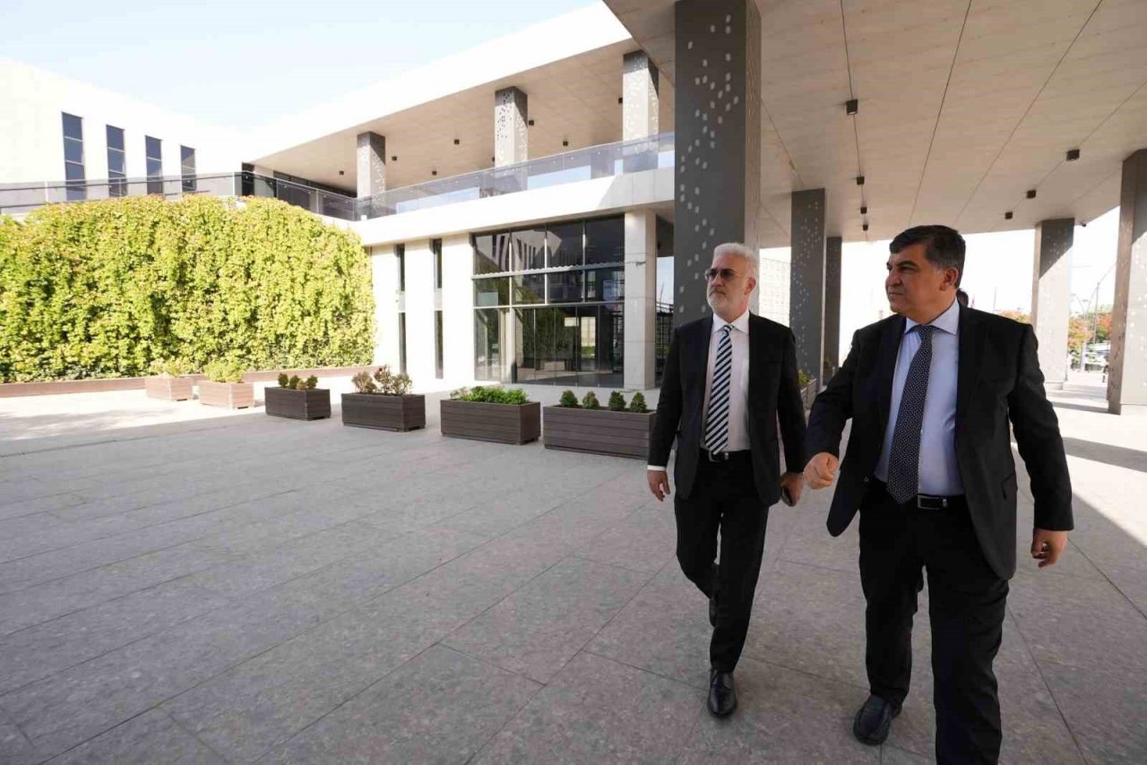 Tamer Karadağlı D.T. Şehitkamil Sahnesi ve Şehitkamil Sanat Merkezi’ne hayran kaldı