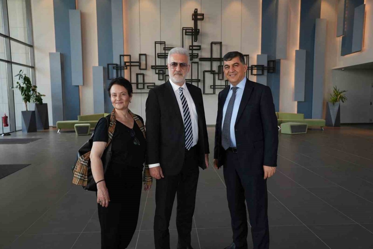 Tamer Karadağlı D.T. Şehitkamil Sahnesi ve Şehitkamil Sanat Merkezi’ne hayran kaldı