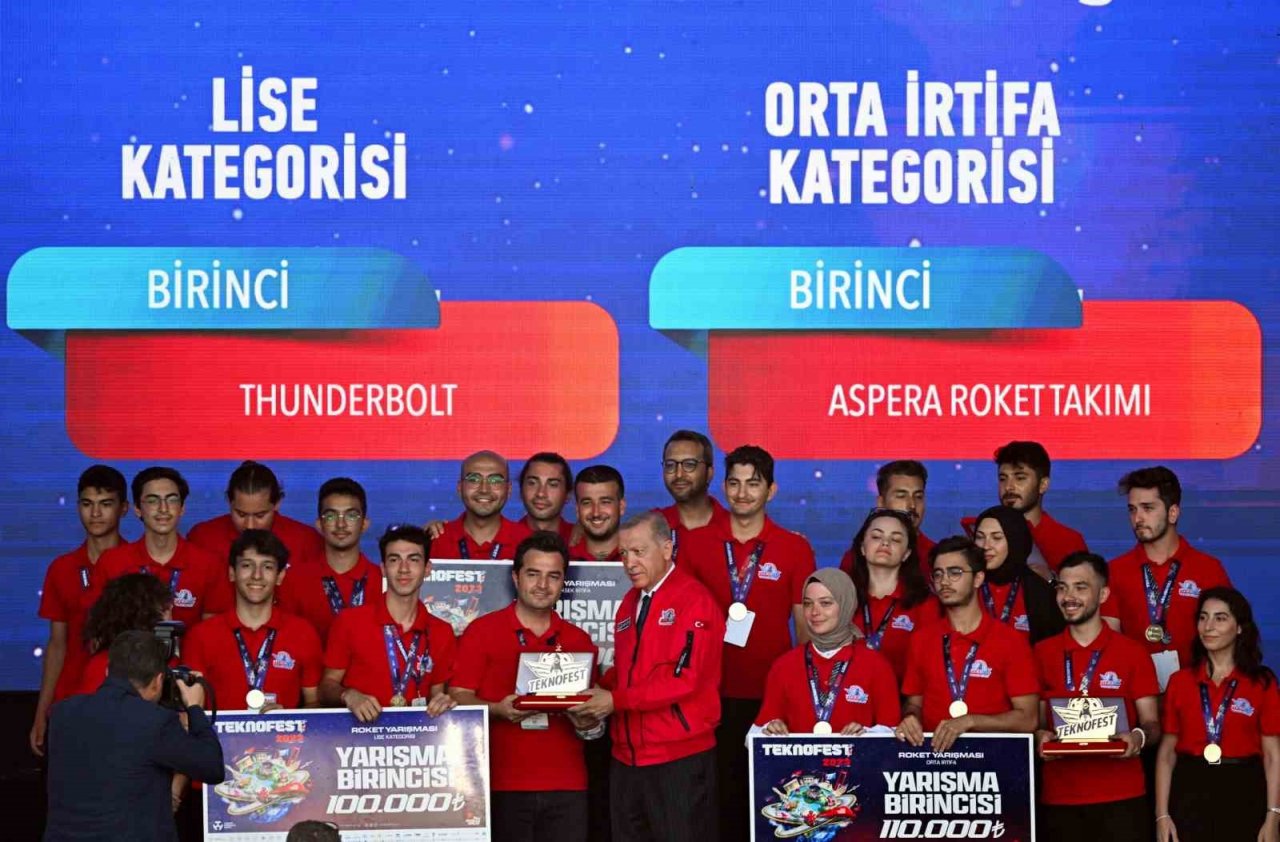 Teknofest birincisi olan GAÜN takımı ödülünü Erdoğan’dan aldı