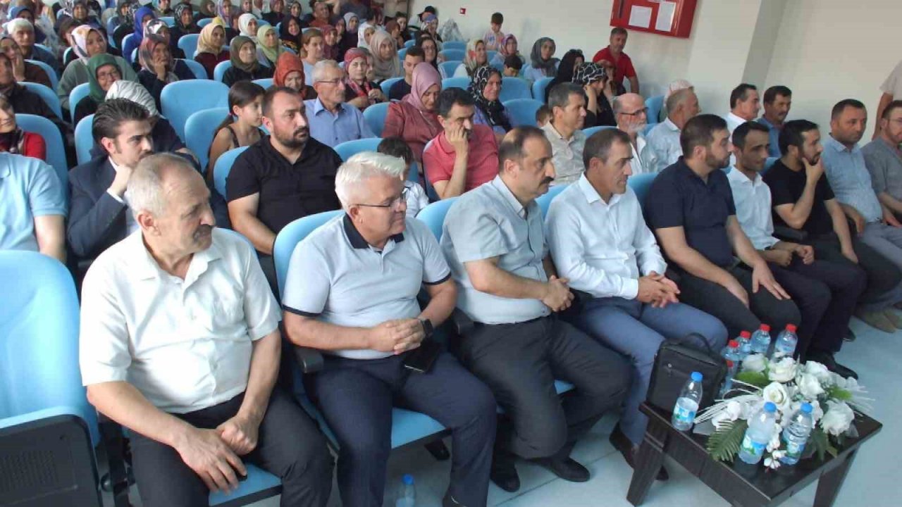 Burhaniye’de Kur’an öğrenen öğrencilere ödül töreni düzenlendi