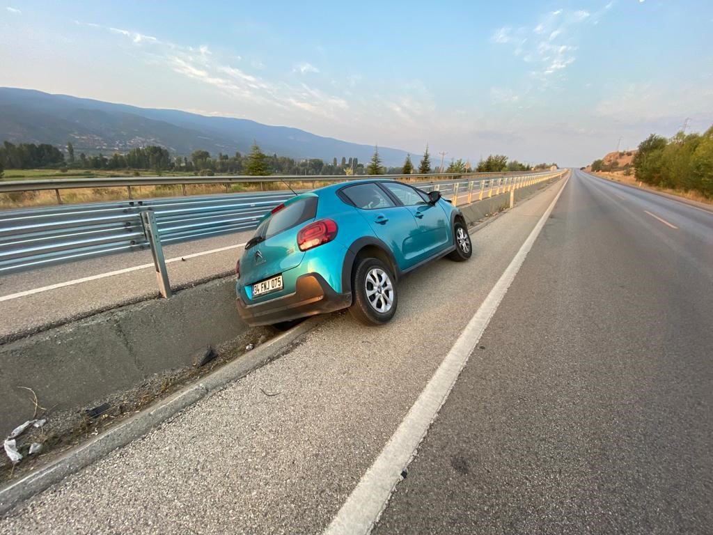 D-100’de otomobil su kanalına düştü: 5 yaralı