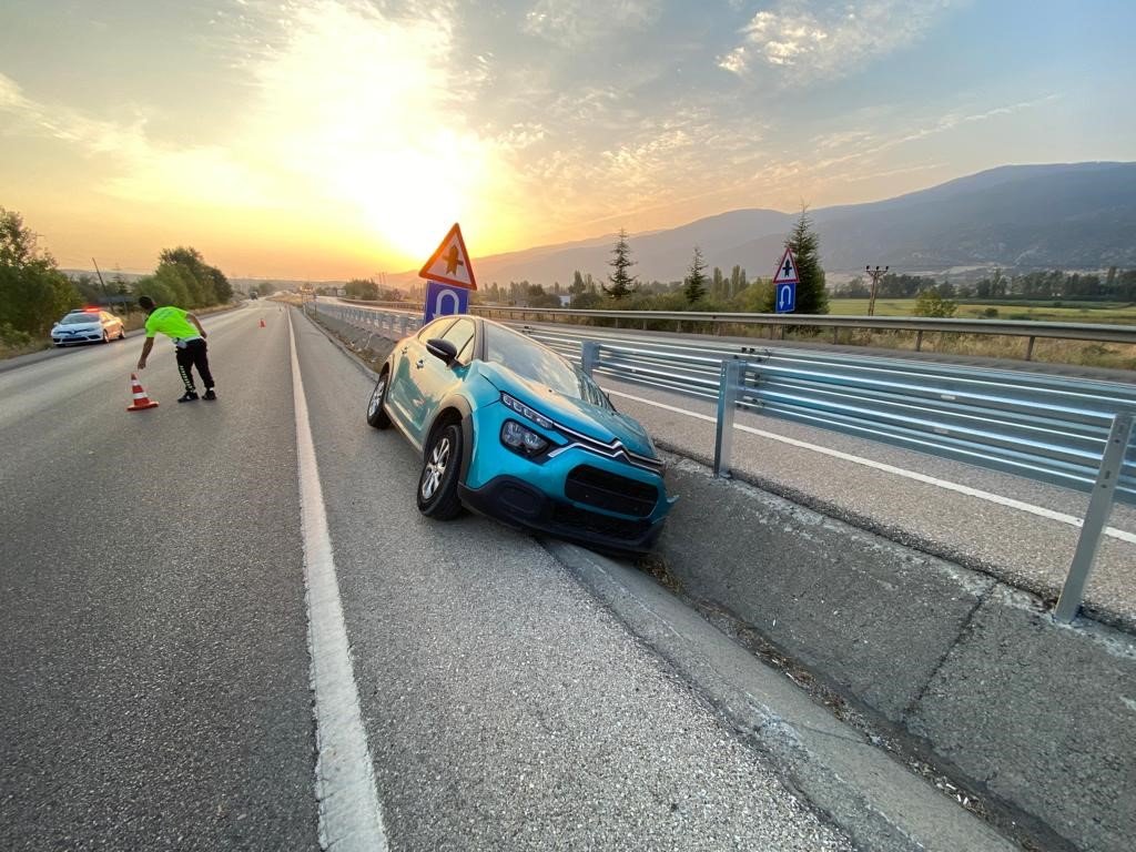 D-100’de otomobil su kanalına düştü: 5 yaralı