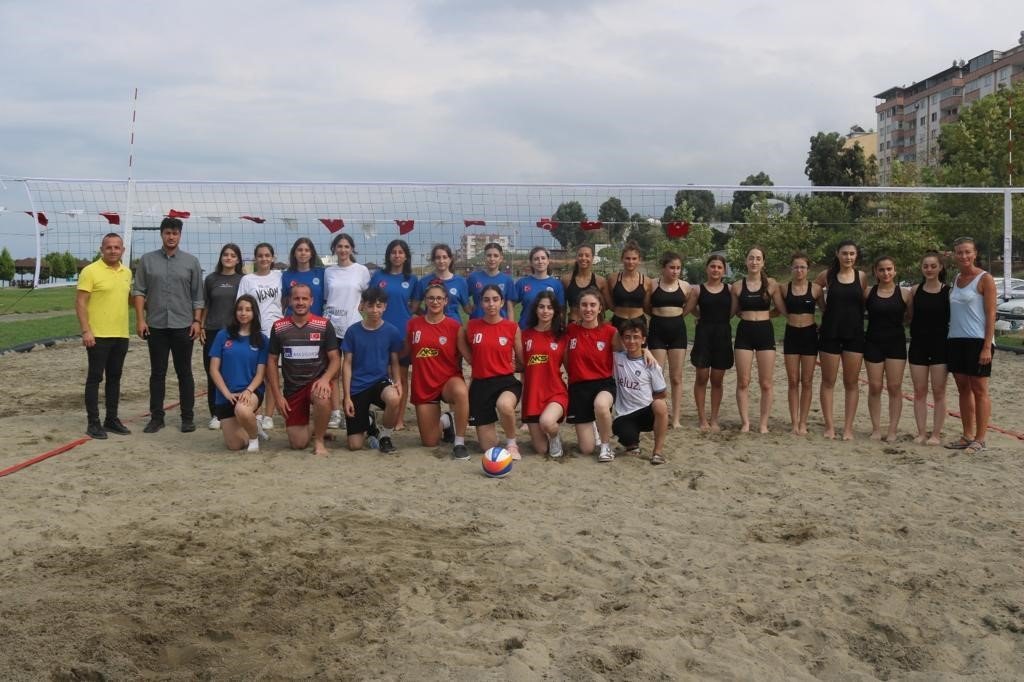 Akçaabat’ta plaj voleybolu heyecanı başladı