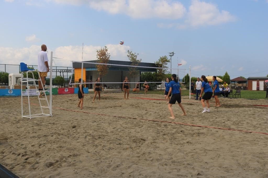 Akçaabat’ta plaj voleybolu heyecanı başladı