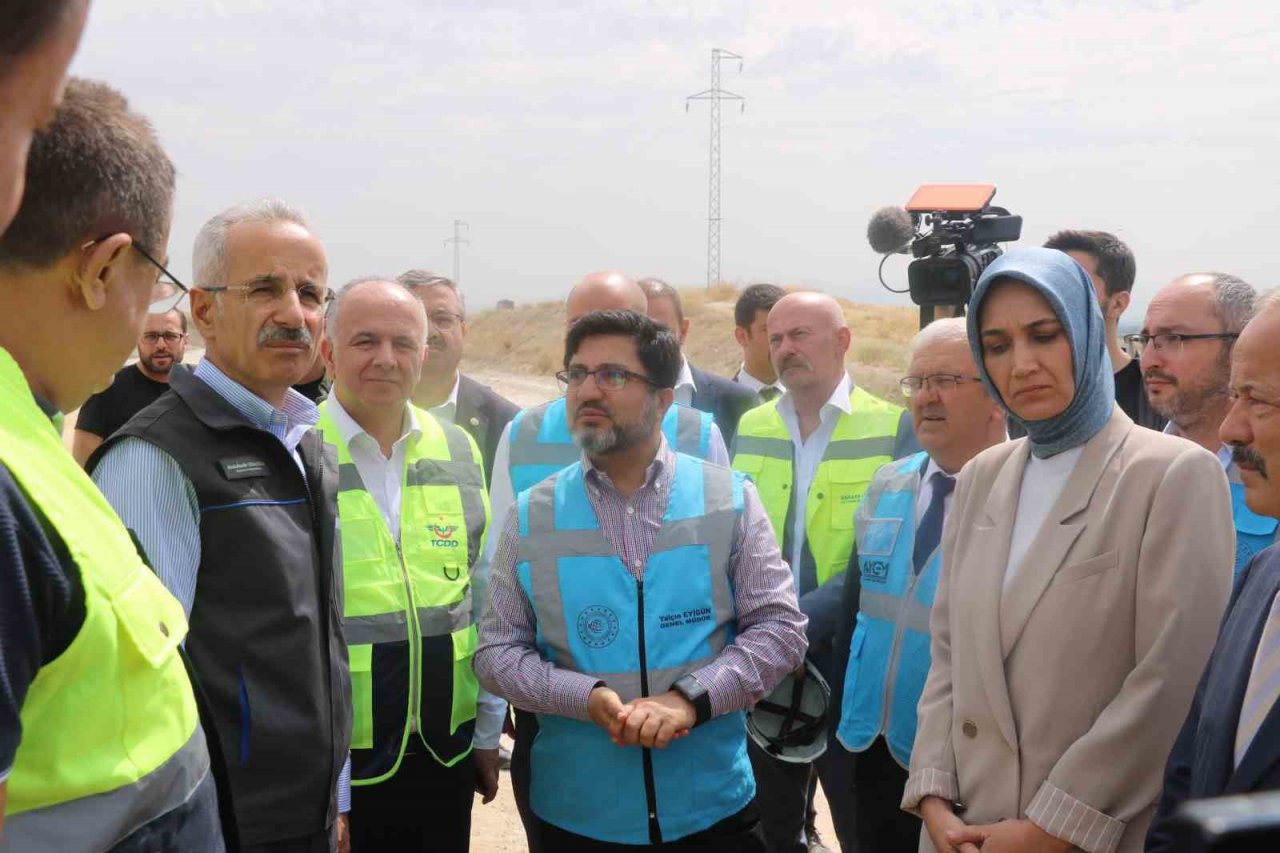 Bakan Uraloğlu, Ankara-İzmir Hızlı Tren Hattı projesinin bitirilme tarihini açıkladı: