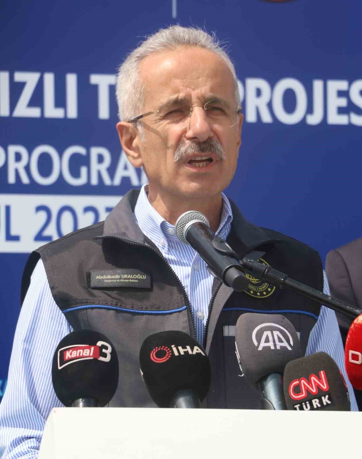 Bakan Uraloğlu, Ankara-İzmir Hızlı Tren Hattı projesinin bitirilme tarihini açıkladı: