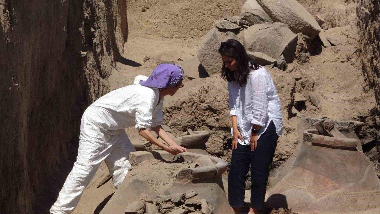 Garibin Tepe’deki kazılarda 2 bin 700 yıllık pithoslar bulundu