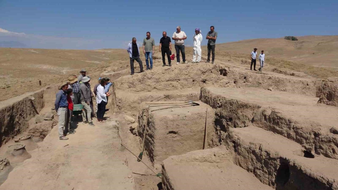 Garibin Tepe’deki kazılarda 2 bin 700 yıllık pithoslar bulundu