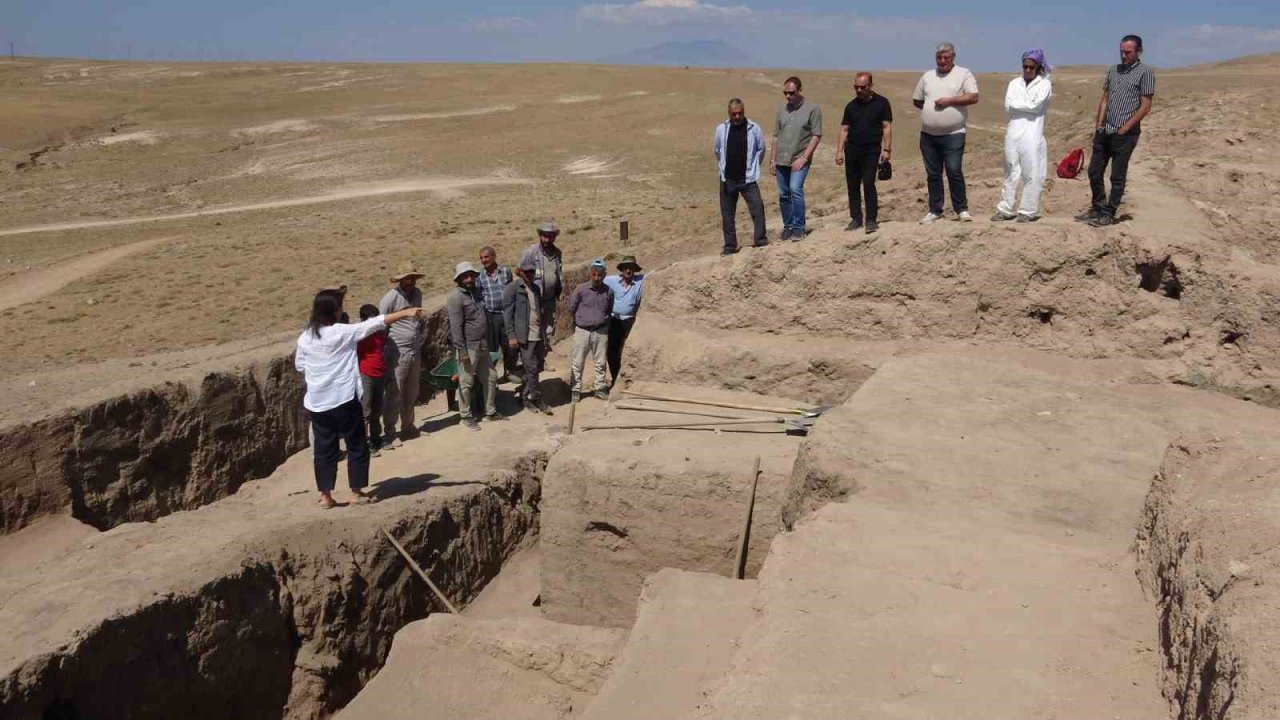 Garibin Tepe’deki kazılarda 2 bin 700 yıllık pithoslar bulundu